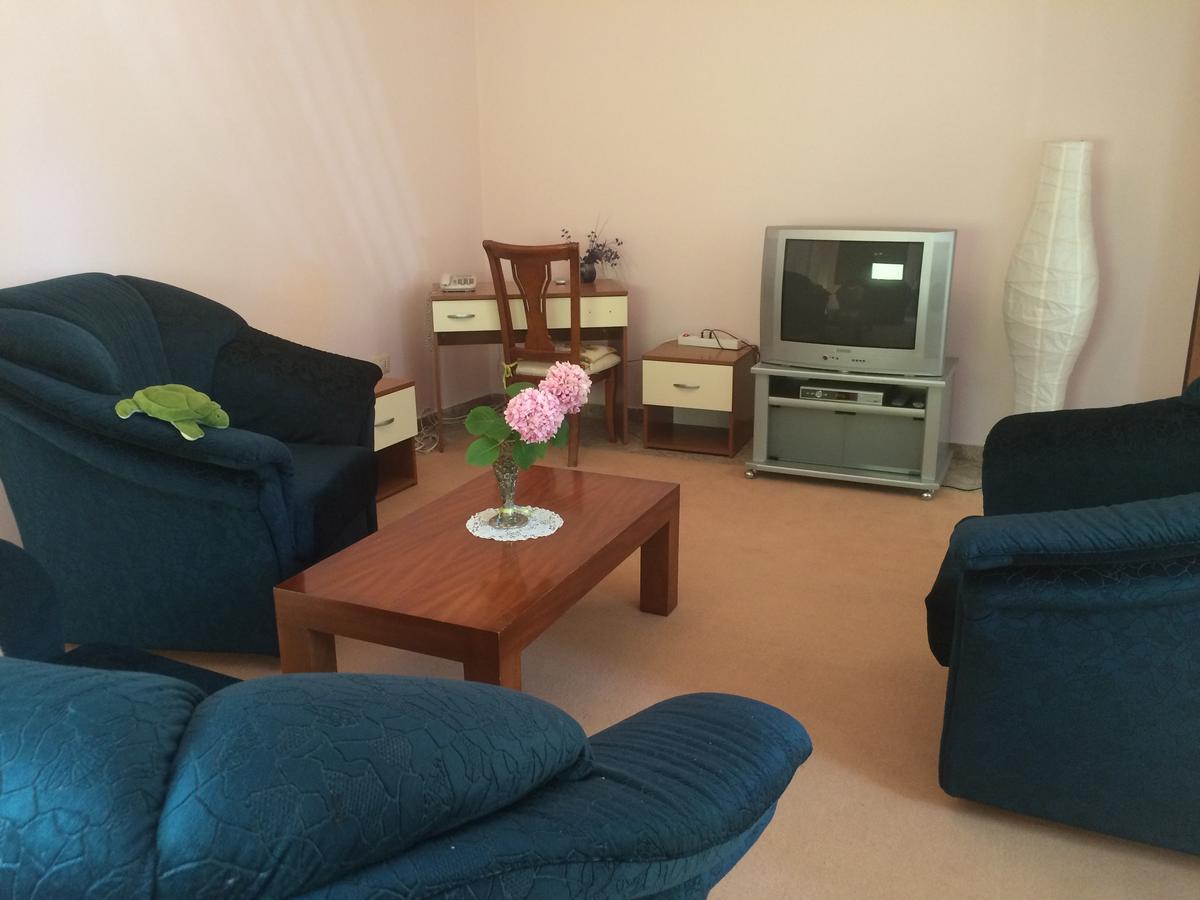 Bed and Breakfast Friends House Тирана Экстерьер фото